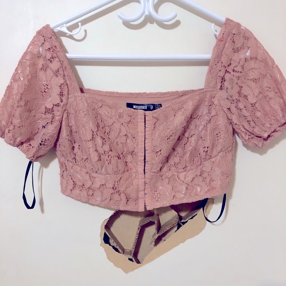 ✨ 3 for 30 ✨ Boohoo cropped lace top